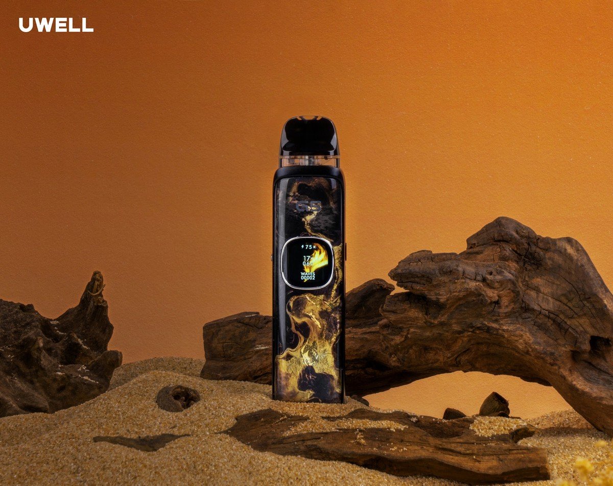 Uwell Caliburn G5 w wersji Black Gold z widocznym ekranem pokazującym moc i opór